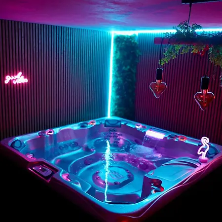 Pensjonat Homely Sauna, Jacuzzi And Free Parking *