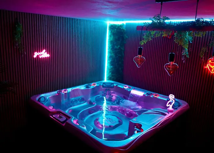 Pensjonat Homely Sauna, Jacuzzi And Free Parking *